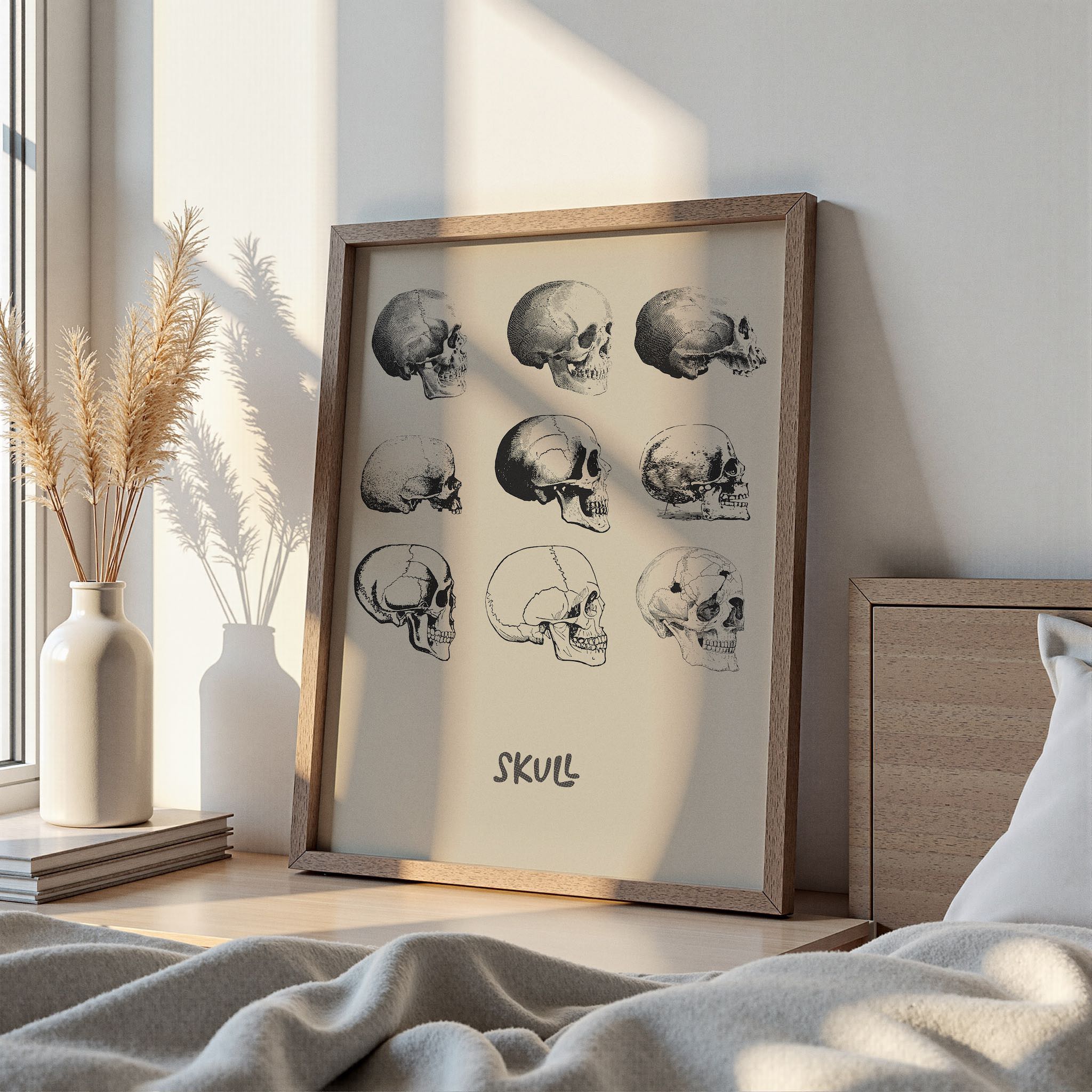 Minimalist ve vintage tasarıma sahip siyah-beyaz kafatası illüstrasyonu posteri, modern bir yatak odası dekorasyonuna eklenmiş