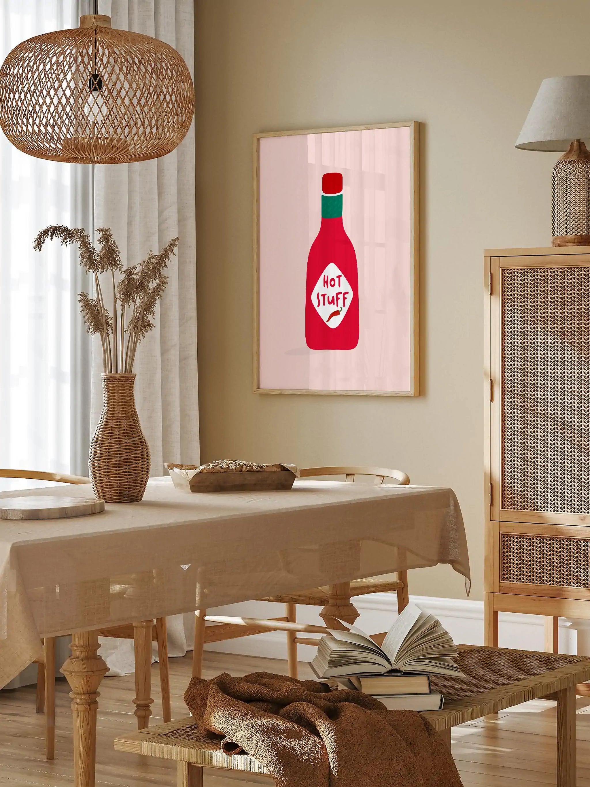 Eğlenceli kırmızı sos şişesi tasarımı ve esprili tipografi içeren baskı.