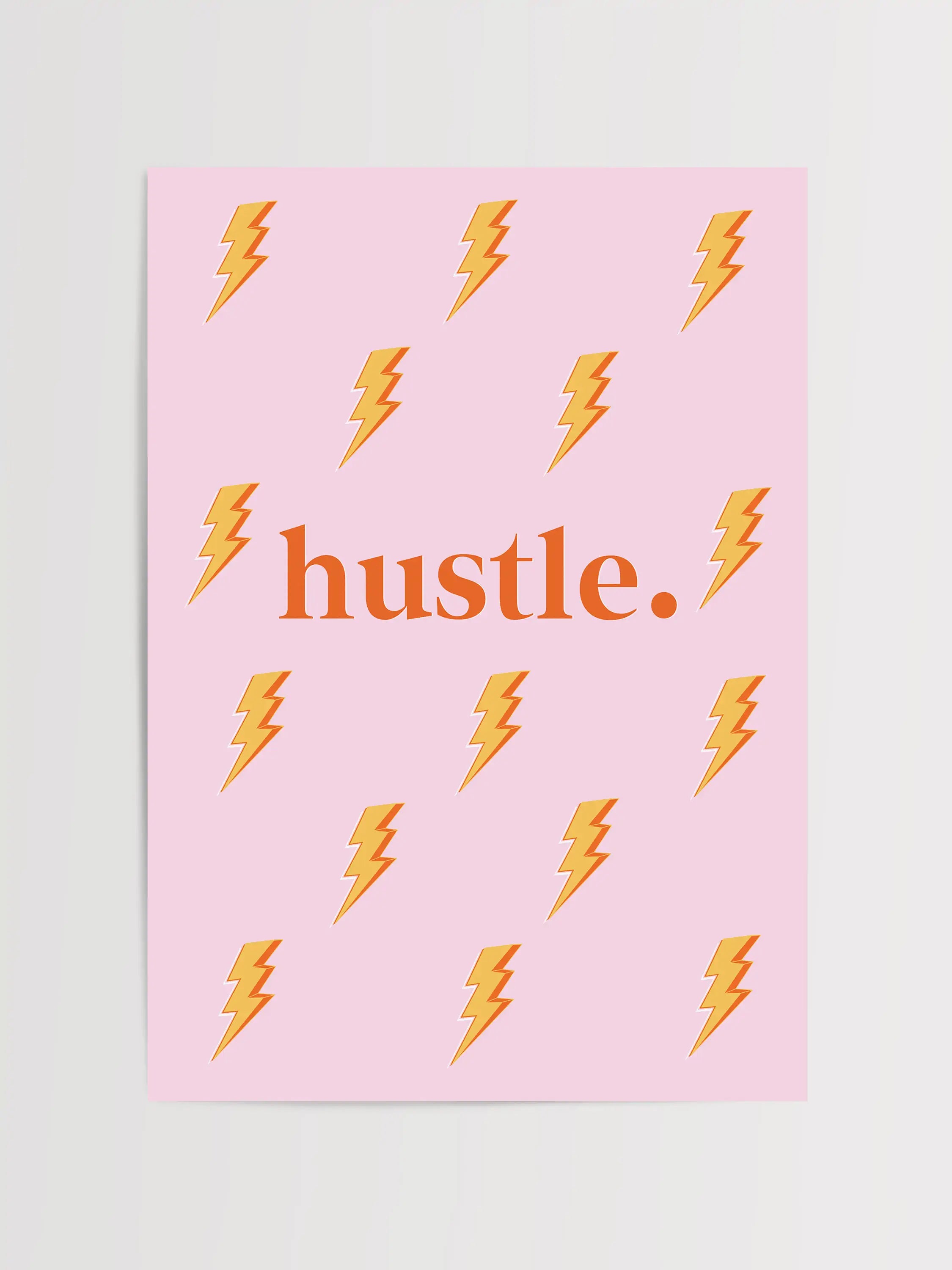 Pembe arka plan üzerine turuncu yıldırım desenleri ve ortada 'Hustle.' yazılı motivasyon posteri.