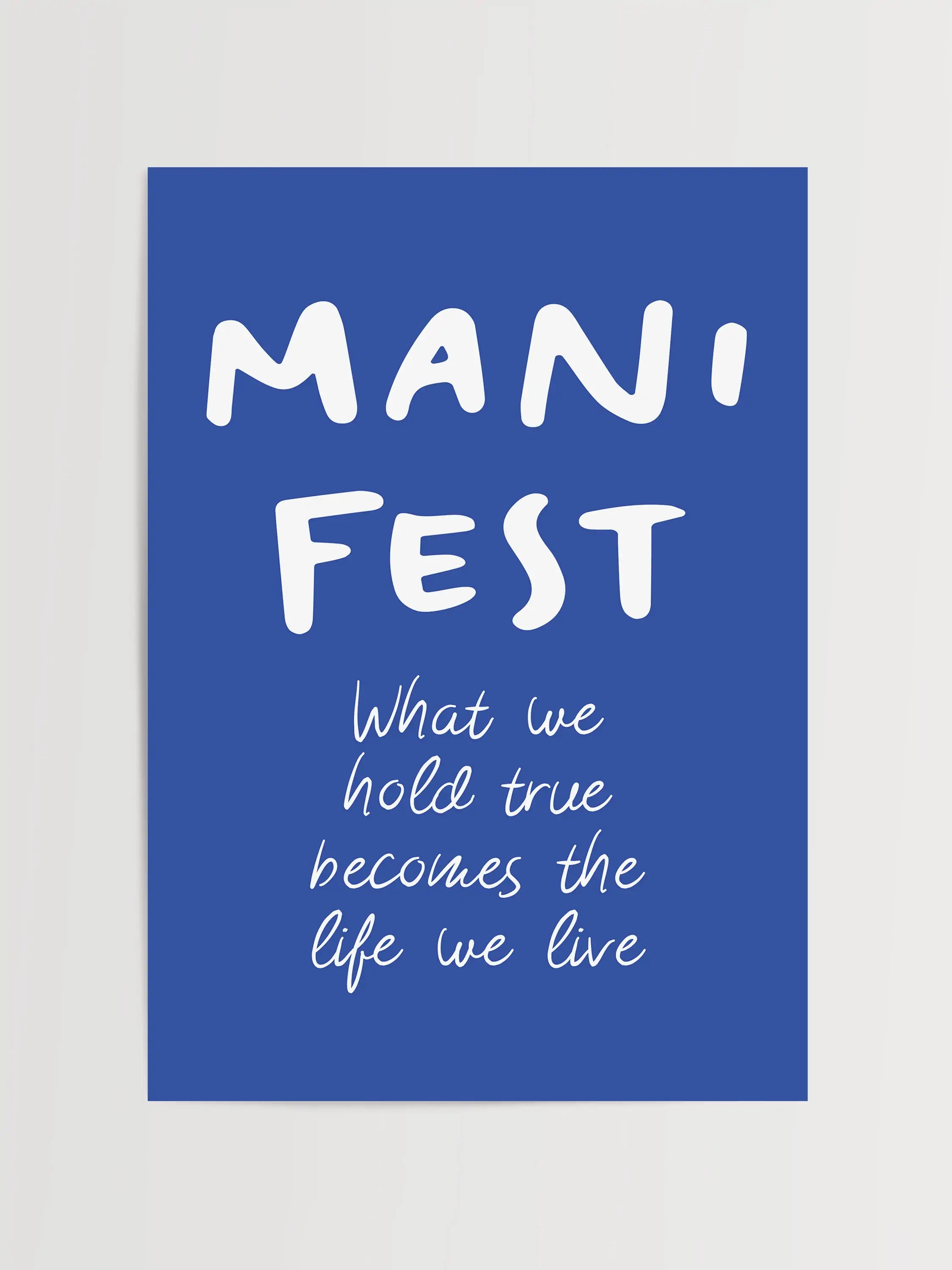 Mavi arka planda beyaz yazılı ilham verici Manifest tipografi posteri.
