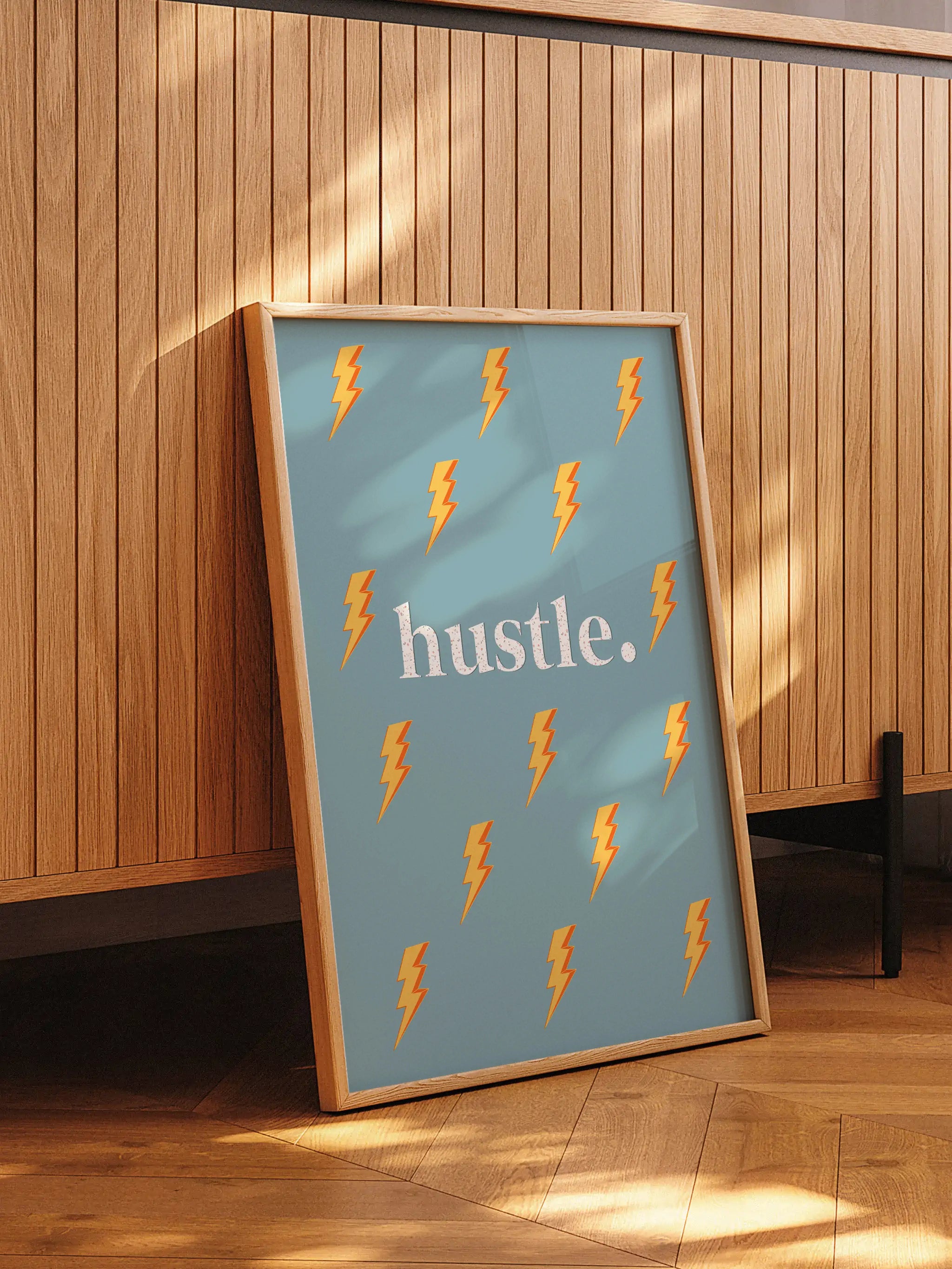 Mavi arka plan üzerine turuncu yıldırım desenleri ve ortada beyaz ‘Hustle.’ yazılı motivasyon posteri