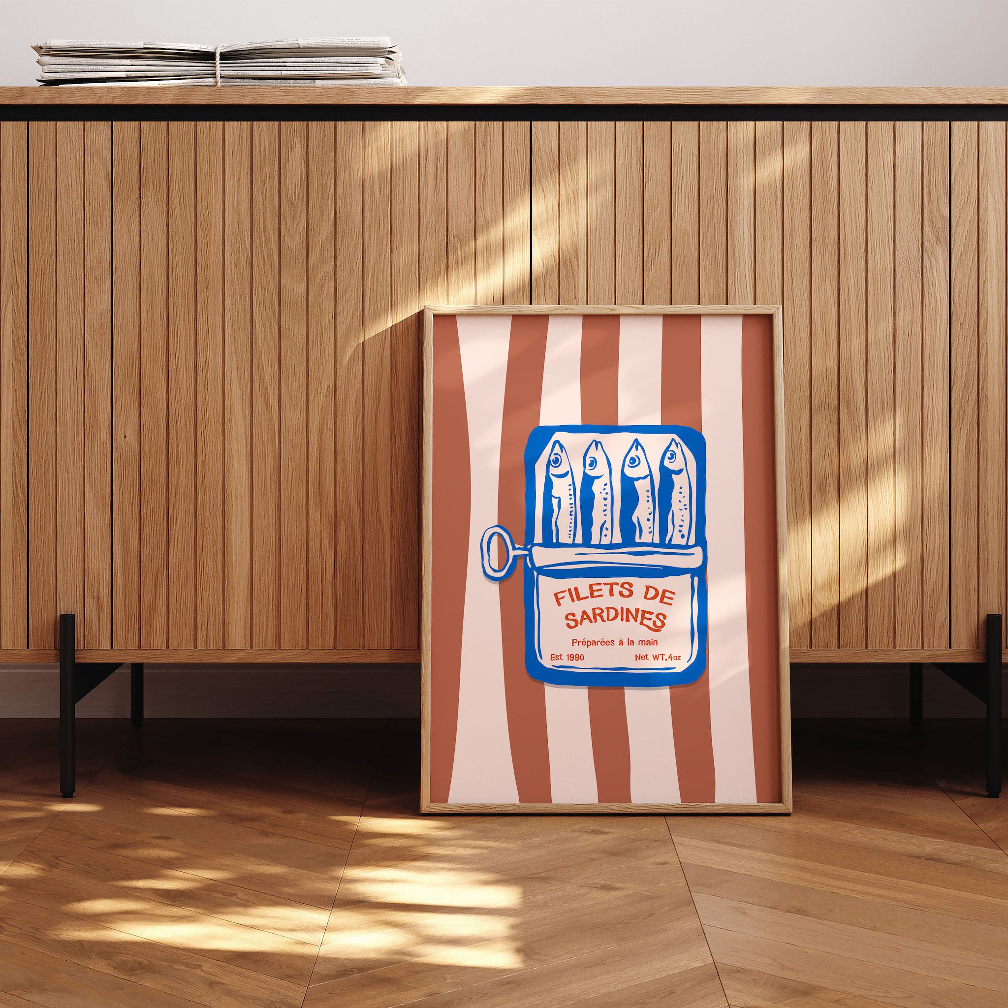 Fransız esintili ‘Filets de Sardines’ yazılı sardalya konservesi illüstrasyonu, sanatsal bir poster olarak sergileniyor