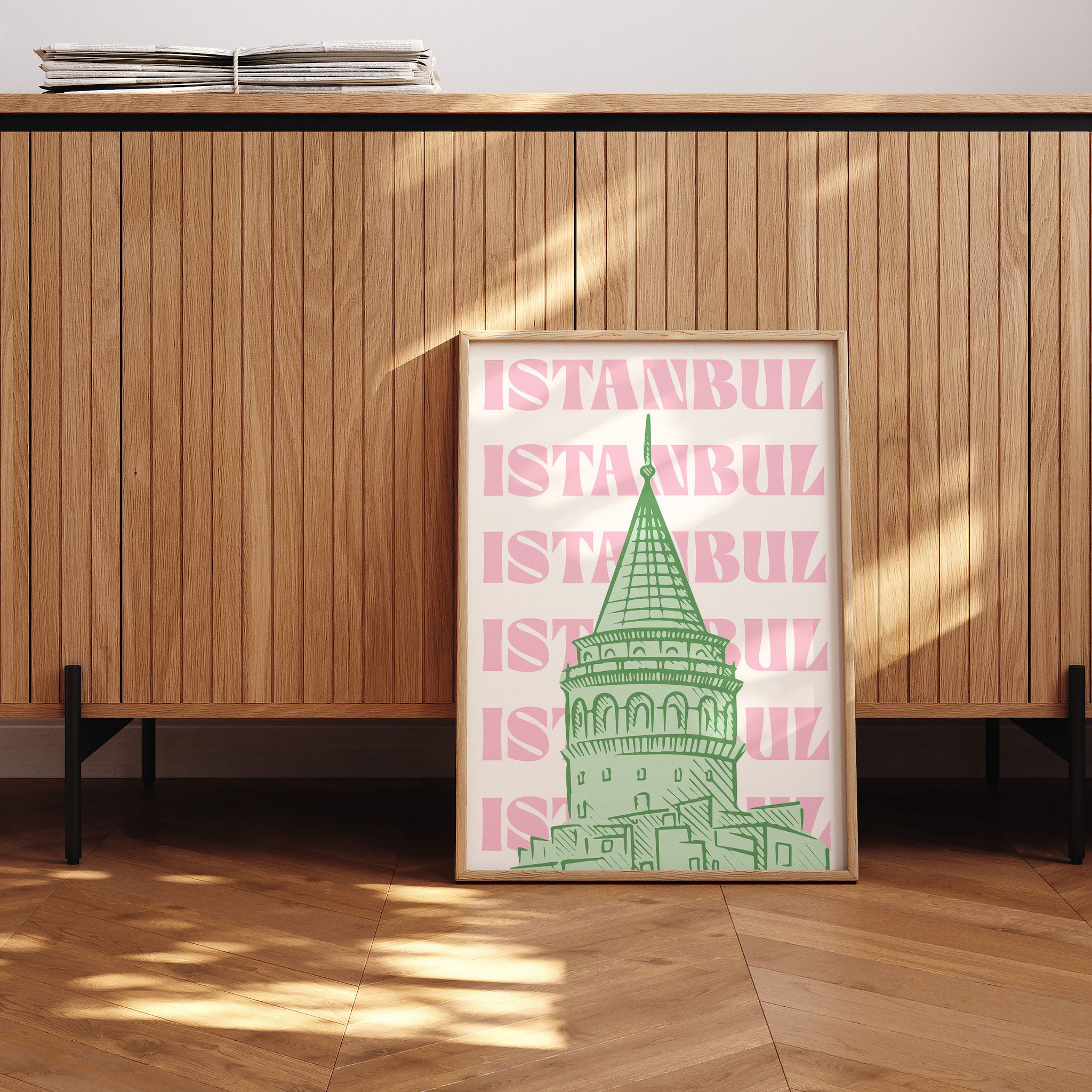 Galata Kulesi’nin illüstratif bir tasarımının yer aldığı, arka planında pembe ‘İstanbul’ yazısı bulunan dekoratif poster