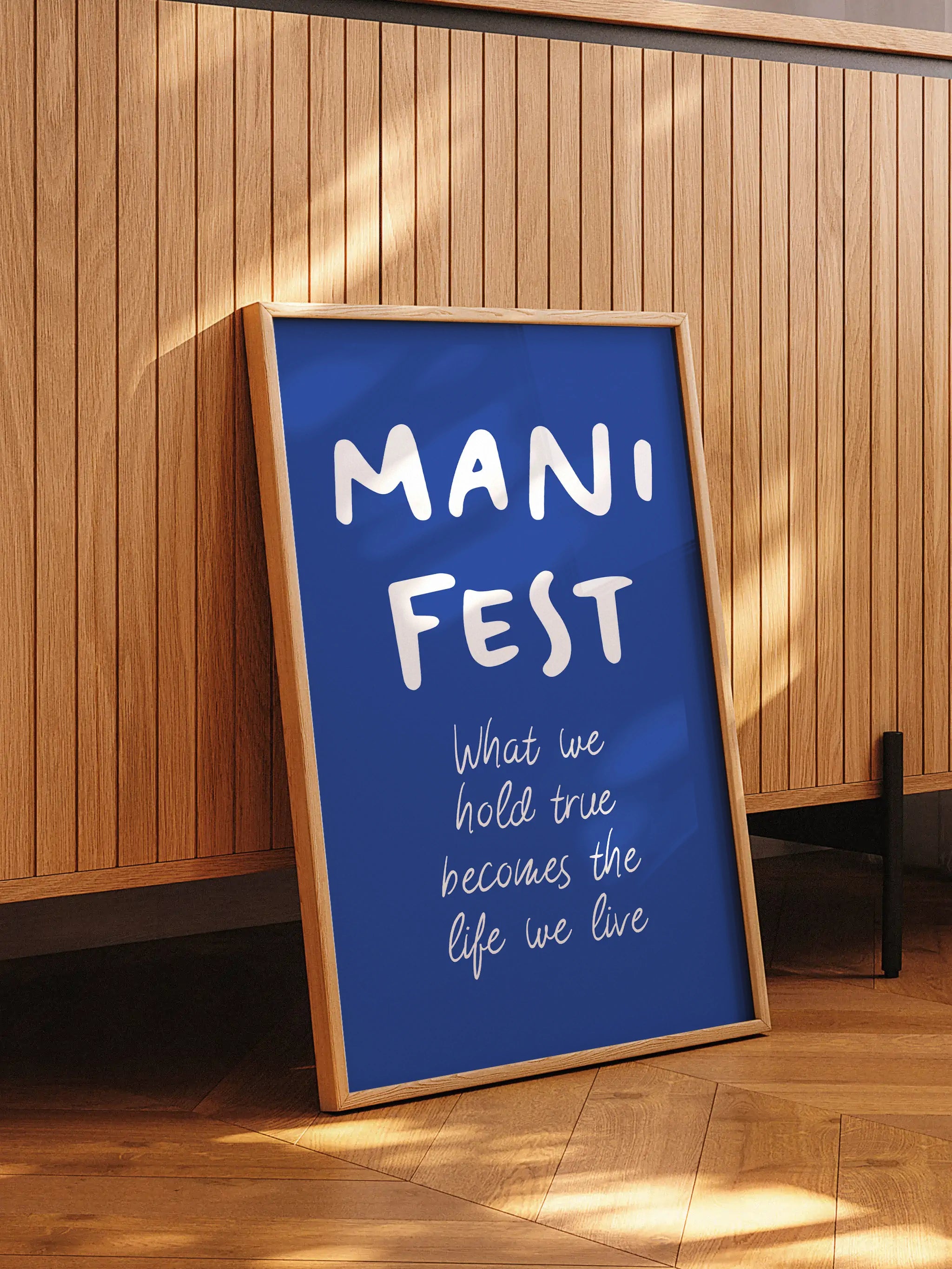 "Manifest" kelimesi ve motive edici mesaj içeren modern duvar sanatı.