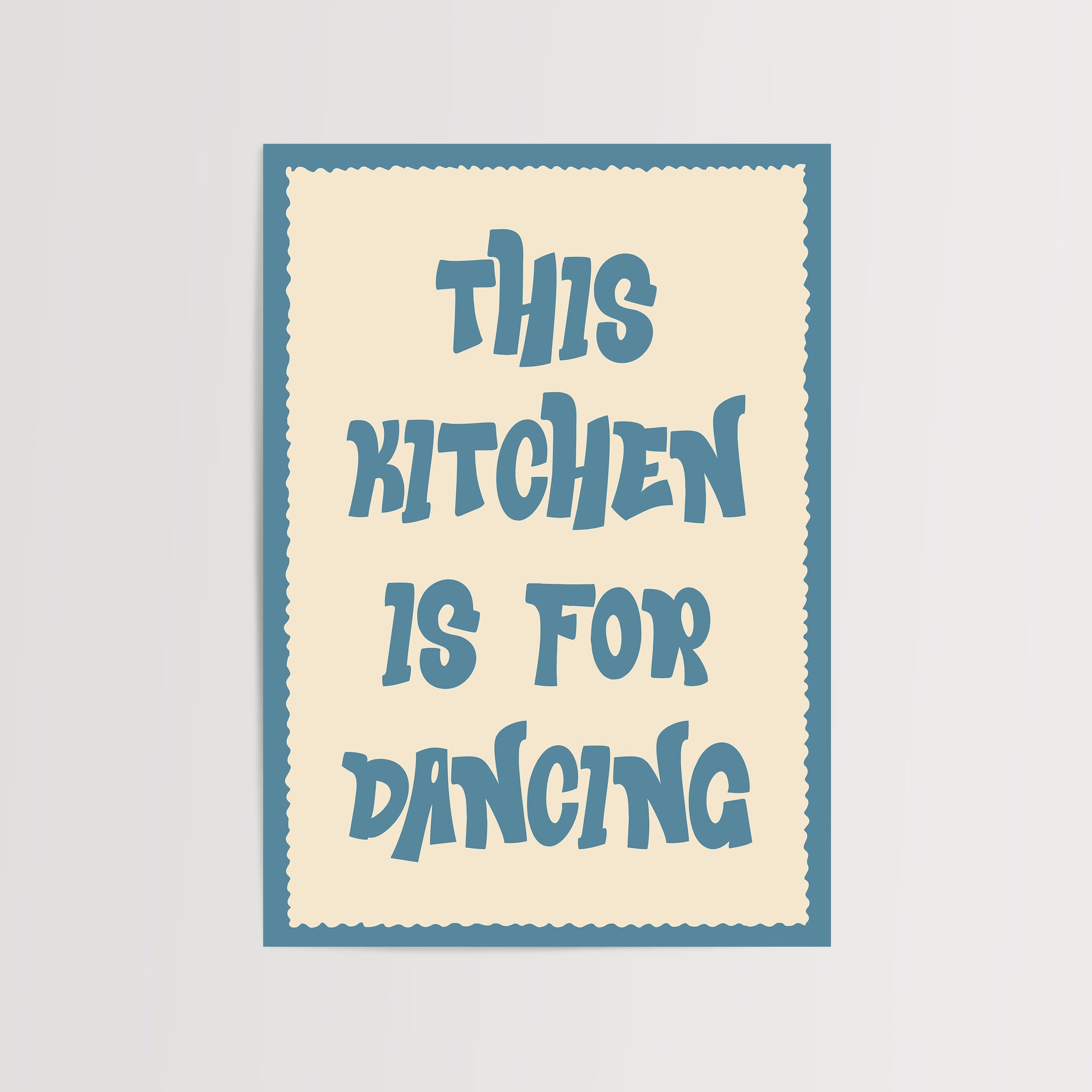 Turuncu çerçeveli 'This Kitchen Is for Dancing' yazılı tipografik poster