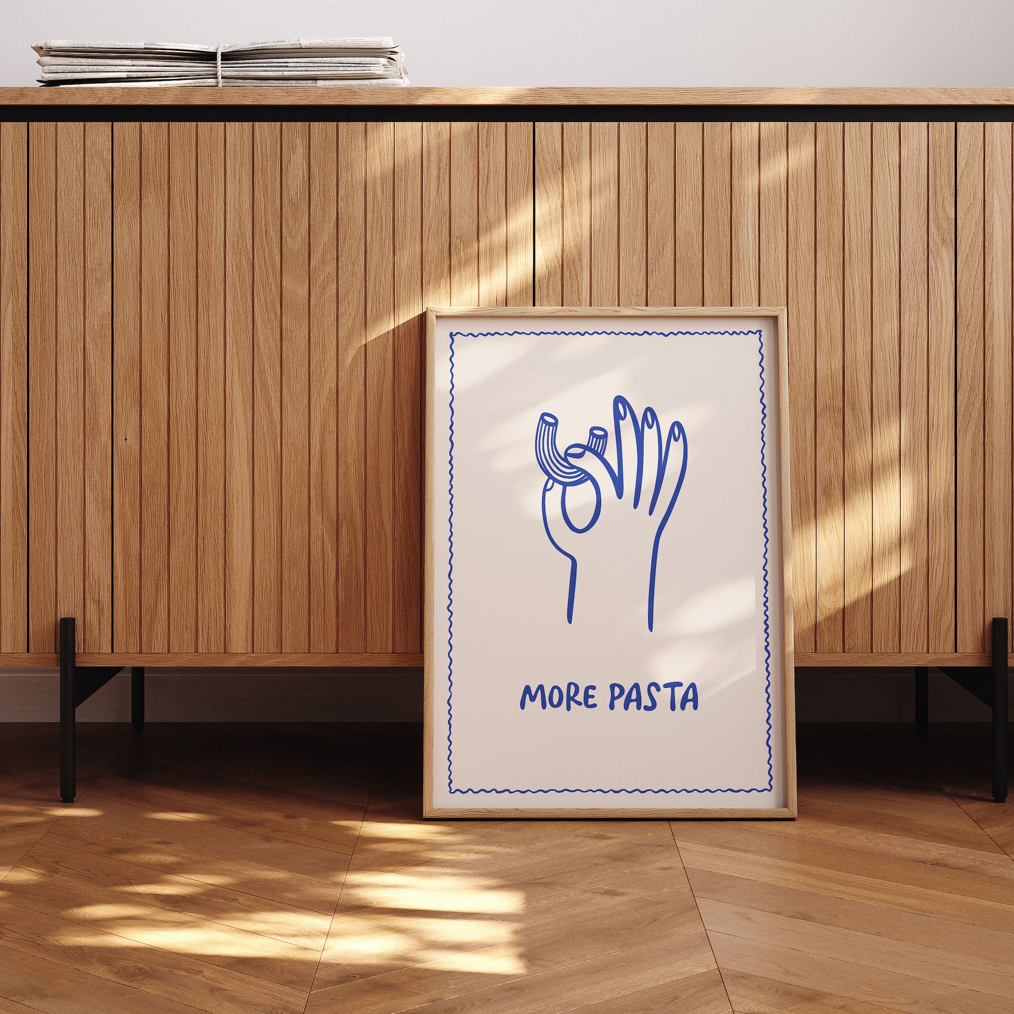 Dalgalı çerçeveye sahip, ‘More Pasta’ yazılı ve el hareketiyle gösterilen makarna illüstrasyonu içeren modern mutfak posteri