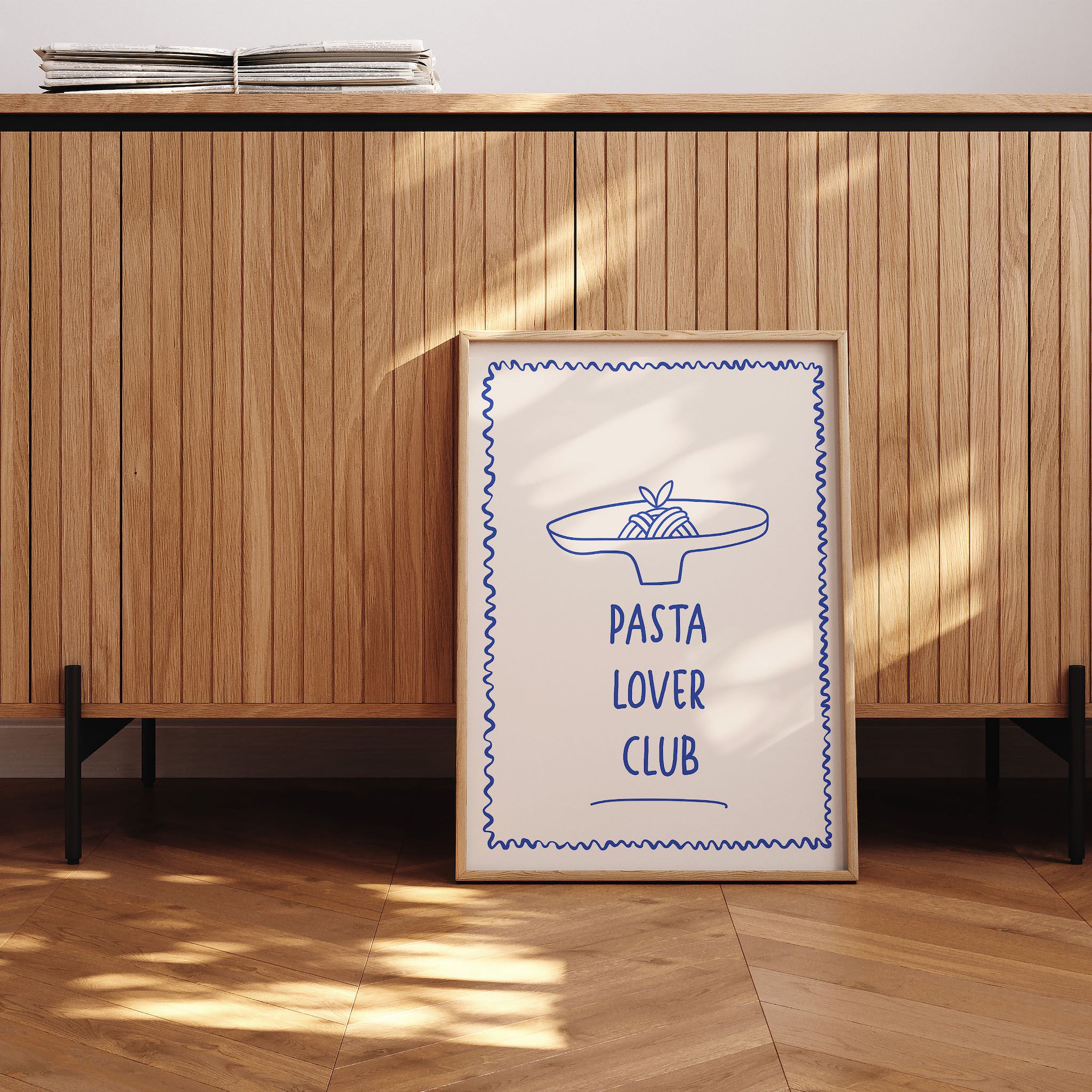 Şık ve sade çizgilerle hazırlanmış spagetti illüstrasyonu ve Pasta Lover Club yazısı bulunan mutfak dekoru posteri