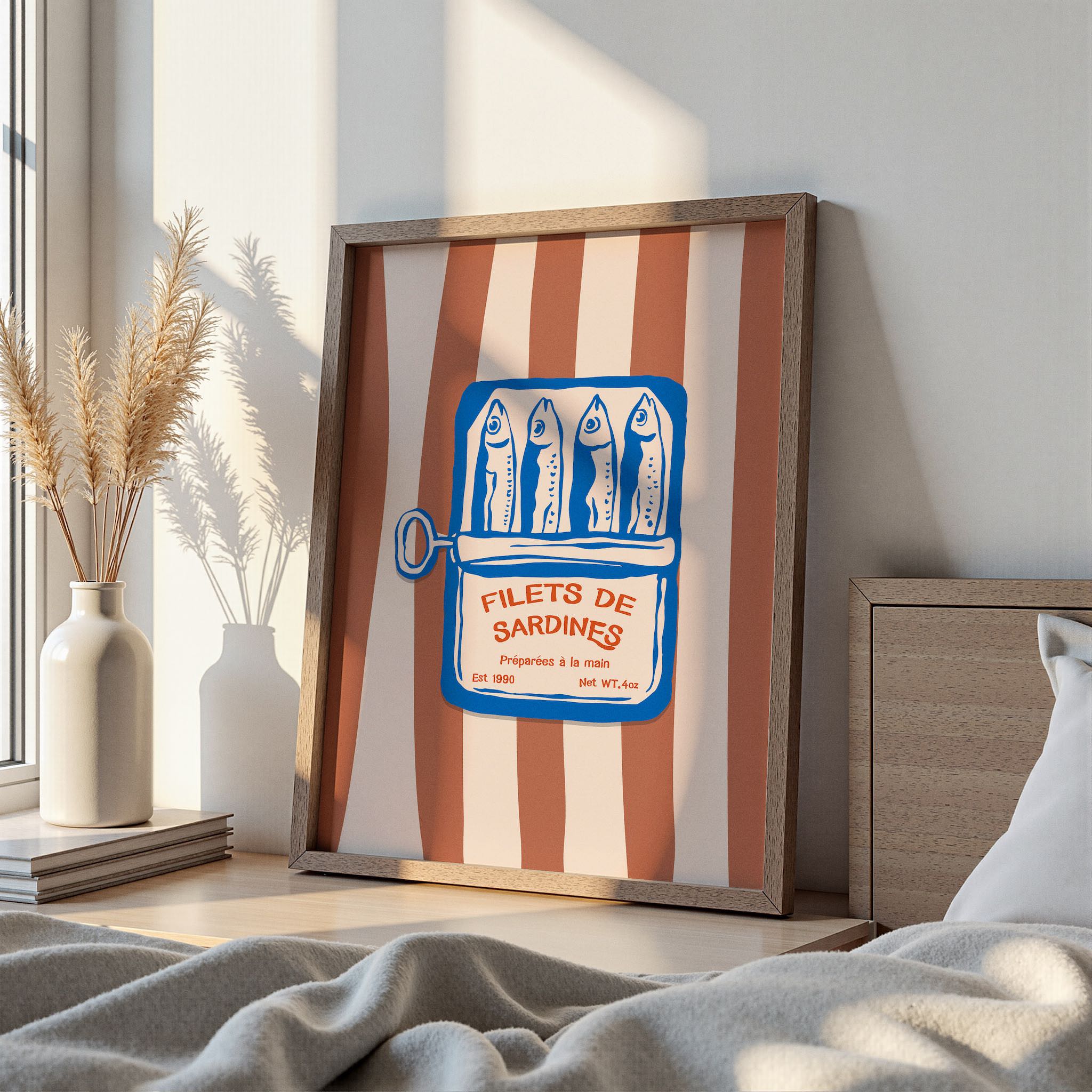 Mavi ve beyaz tonlarda çizilmiş sardalya konservesi, minimalist ve modern bir poster tasarımı olarak mutfak dekorasyonuna uygun