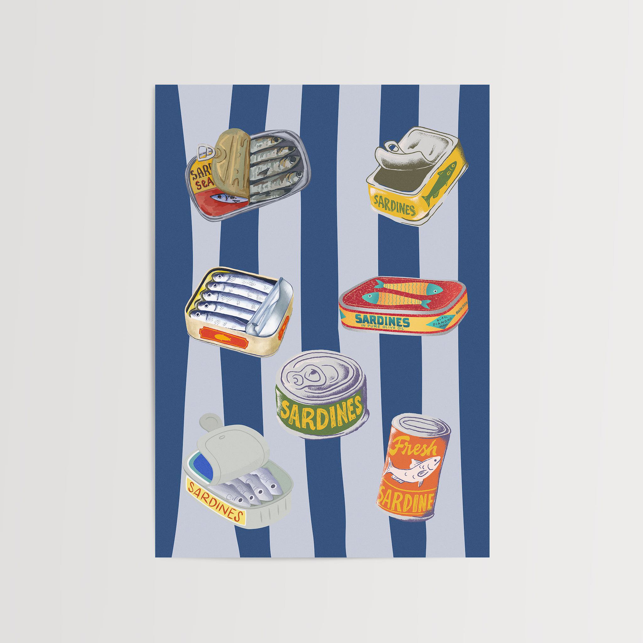 Lacivert ve açık mavi çizgili arka plan üzerinde, farklı tasarımlara sahip sardalya konserve kutularının illüstrasyonlarıyla süslenmiş retro sanat posteri