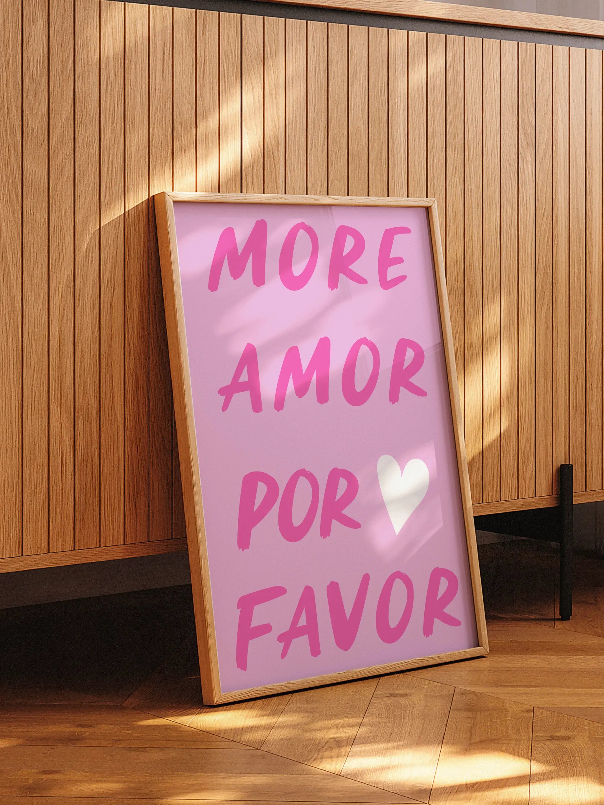 Pembe arka plan ve kalp sembolü ile romantik İspanyolca duvar sanatı.