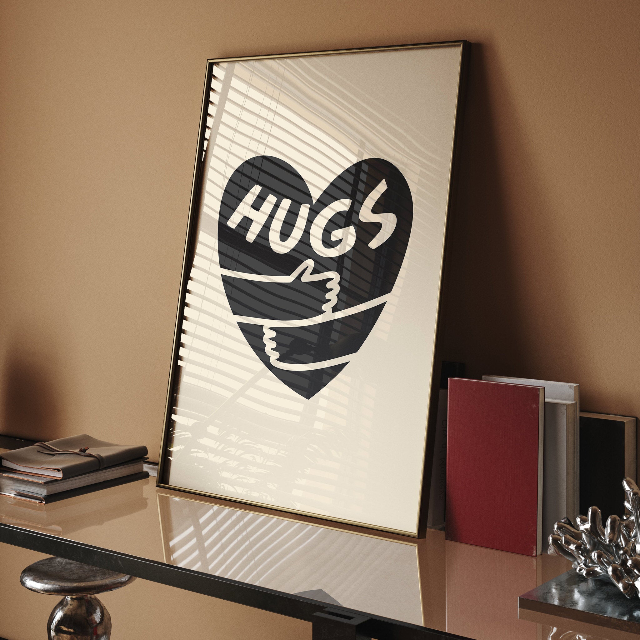 Sevgi temalı siyah "Hugs" poster tasarımı