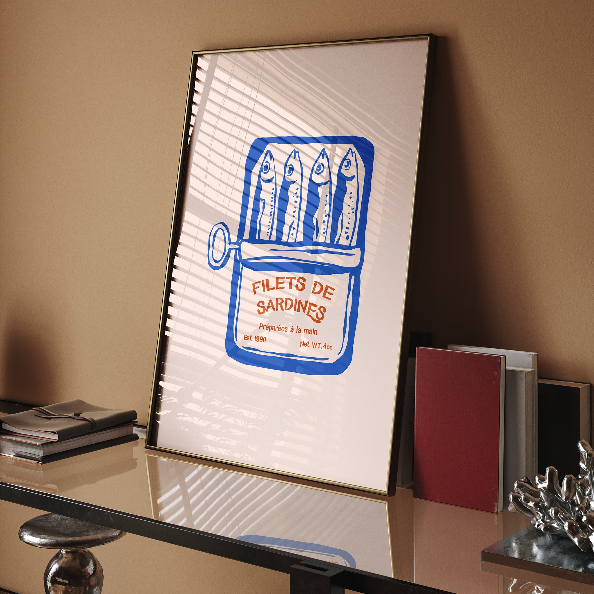 Fransızca yazılı kırmızı ve mavi sardalya konservesi sanatı